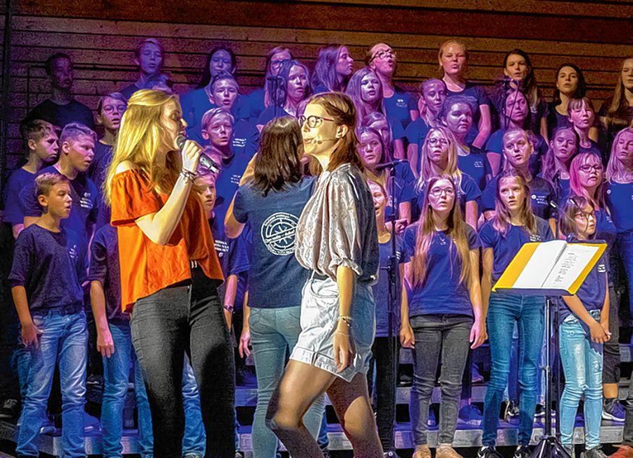 Lisa Marija Cyžec a Marie Luise Paškec w rólomaj Lejny a Aleny a chór pod nawodom Diany Šołćineje  Foto: <b>Hanka Šěnec</b>