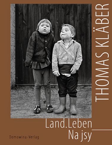 <b>Thomas Kläber</b>: <i> Land.Leben – Na jsy. 1968–2018</i>, wudał Jürgen Maćij, 152 str., čornoběłe fotografije, kruta wjazba, 978-3-7420-2539-5, 19,90 €