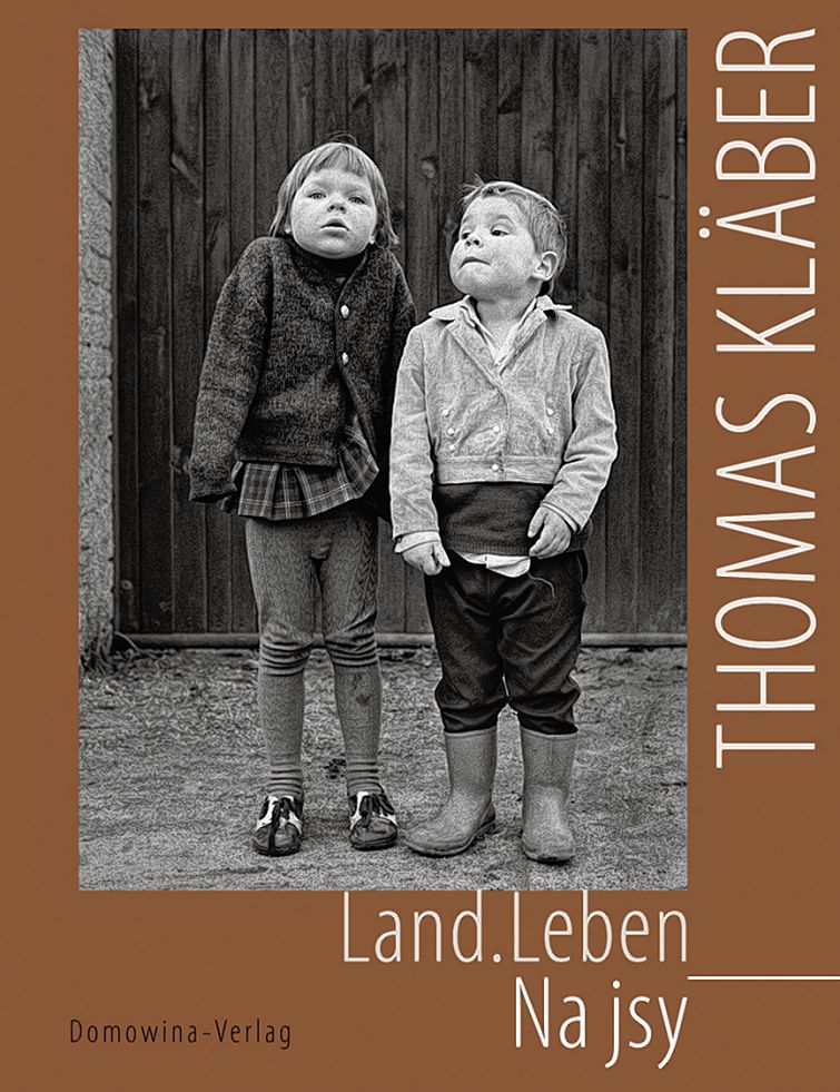 <b>Thomas Kläber,</b> <i>Land.Leben – Na jsy. 1968–2018</i>, Budyšyn: LND 2020, 152 str.