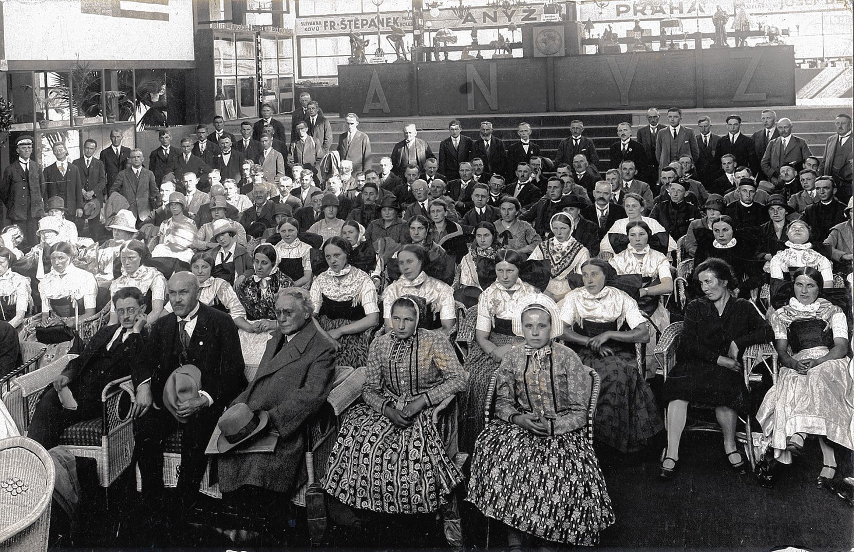 Serbska delegacija z Bjarnatom Krawcom (prědku, 3. wotlěwa) dnja 27. awgusta 1927 w Mladej Boleslavje   Foto: <b>Wokrjesny archiw, Mladá Boleslav</b>