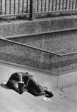 Disident na schodach do zabawjenskeho parka Wienskeho Pratera  Foto: <b> Gerald Große</b>
