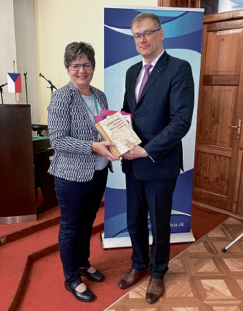 Předsydka Maćicy Serbskeje dr. Anja Pohončowa přepoda předsydźe Maticy Slovenskeje Mariánej Gešperej w ramiku 5. kongresa Maticow a słowakskich kulturnych institucijow někotre serbske a němske knihi.  Foto: <b>dr. Ines Kellerowa</b>
