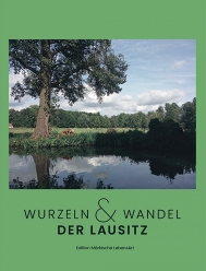 Wudawaŕ: Hannelore Schmidt-Hoffmann – Freier Deutscher Autorenverband FDA-Landesverband Brandenburg e.V.: Wurzeln & Wandel der Lausitz/Kórjenje a pśeměnjenja Łužyce – Eine heimatkundliche Spurensuche mit wendischen Urgroßmüttern/Pó domownjowědnych slědach ze serbskimi mamai tśeśego naroda 352 bokow; brošura; Edition Märkische Lebensart (Verlag); ISBN 978-3-943614-23-7; 20,00 €.