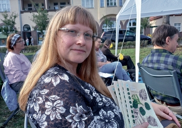 Źilka dnja 6. septembra na 13. Łužyskem festiwalu lyriki w zagrodowem měsće Marga. Jo dostała awtorske eksemplary ›Lyrikzin 11‹, kótarež pśinjaso wuknicam sobu. Foto: <b>Michael Meyer</b>