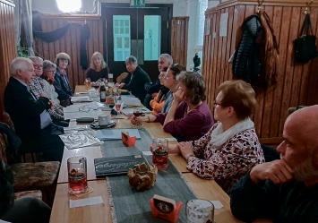 Zmakanje ku góźbje 50. smjertnego dnja spisowaśelki a redaktorki Miny Witkojc (28.05.1893 – 11.11.1975) w towaristwowej śpě gósćeńca ›Zur Friedensburg‹ w Chóśebuzu-Chmjelowje.   Foto: <b>Christiana Piniekowa</b>