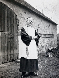 Julius Riota jako farar w Rakecach wokoło lěta 1928 <b>(SKA MZb XXI, 9 B).</b>