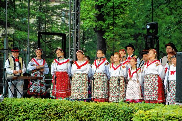  Zespół Górali Czadeckich »Watra« w dopołnje hynakšej słowjańskej pyše swójskich zderbnjonych narodnych drastwow  Foto: Werner Měškank