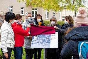 Składnostnje 125. narodnin dr. Marje Grólmusec su jej k česći 23. apryla w Radworju wopomnjenske lěto zahajili. Sakska krajna rada žonow je we wobłuku projekta »Žonjace městna Sakskeje« wopomnjensku taflu před tamnišej šulu za w lěće 1944 w kaceće Ravensbrück zahinjenu spjećowarku swjatočnje přepodała.   Foto: Hanka Šěnec