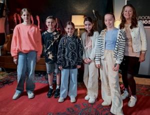 Po nahrawanju zestupachu so Marija Nukec, Aleksander Bjarš, Johanna Hermanec, Lubina Nukec, Josefina Špitankec a Marhata Cyžec-Korjeńkowa (wot lěwa na prawo) za skupinske foto.&amp;nbsp; Foto: Luisa Hermanec.