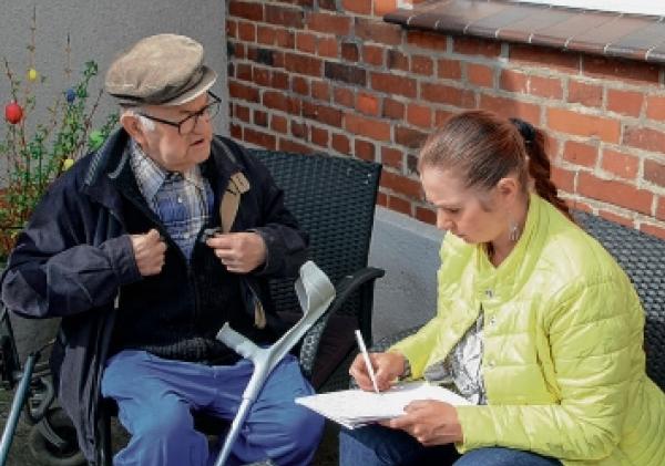 Awtorka pśinoska w rozgronje z Helmutom Kurjom w aprylu 2022&amp;nbsp;&amp;nbsp; Foto: Werner Měškank