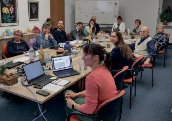 Cłonki a g&oacute;sći strategiskeje kupki SROKA slěduju online-pśinoskam k diskusiji.   Foto: Měto Nowak