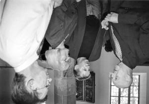 Jurij Łu&scaron;ćanski, Barbara Wittig a Benedikt Dyrlich rozmołwjejo so z Baselitzom w Kamjencu dnja 19. meje 1998.  Foto: Eberhard Sprigade
