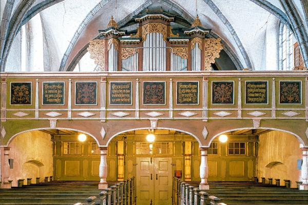 Štyri serbske napisy na wobłoženju pišćeloweje łubje Serbskeje cyrkwje w Choćebuzu, nastate někak w samsnym času kaž serbski napis na Chmjelowskej šuli  Foto: Jürgen Maćij