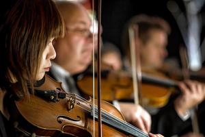 Před Schubertowej »Njedokónčenej« prezentowaše orchester SLA nowokompoziciju, kotraž  zwjazuje słowjenskeho gitarista, serbski ludowy spěw a legendarneho němskeho dirigenta.  Foto: nowinske foto/SLA