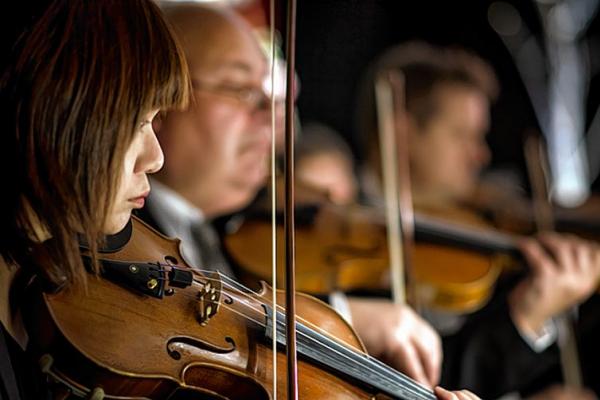 Před Schubertowej »Njedokónčenej« prezentowaše orchester SLA nowokompoziciju, kotraž  zwjazuje słowjenskeho gitarista, serbski ludowy spěw a legendarneho němskeho dirigenta.  Foto: nowinske foto/SLA