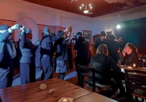 Komparse rejuju serbske ludowe reje.   Fośe: Jill-Francis Ketlicojc