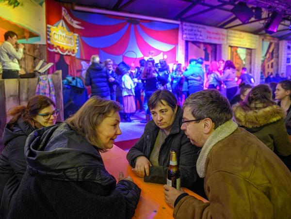 Nimo podprojektow wo galicišćinje w Španiskej, grjekskimaj rěčomaj greko a griko w Ital skej, iršćinje, sewjernej frizišćinje a okcitanšćinje w Francoskej wopřija projekt SMiLE tež podprojekt wo delnjo- a hornjoserbšćinje. Jón nawjedujetej Nicole Dołowy-Rybińska z Pólskeje akademije wědomosćow a Cordula Ratajczakowa (wotlěwa) ze Serbskeho institu ta, tule w rozmołwje na lóńšim Jolka-swjedźenju.  Foto: Maćij Bulank