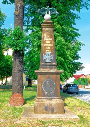 Pyšny obelisk za wójnu 1870/71 a nalěwo za nim mały Sedanski pomnik před Měrowym dubom Foto: Trudla Malinkowa