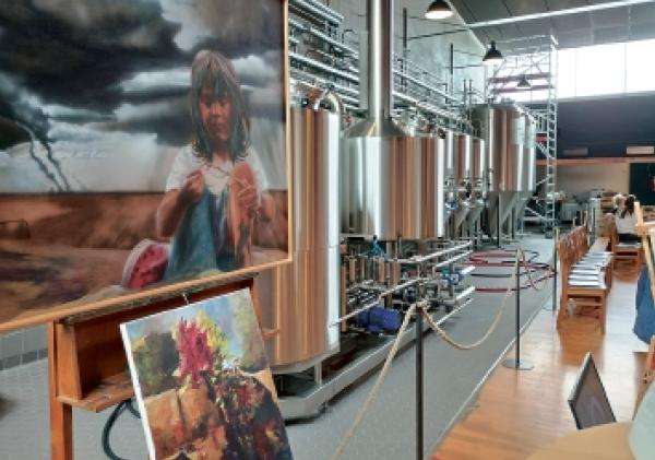 W Slepom předstaji tamni&scaron;i piwowarc swoje rjemjesło, a Slepjanski wuměłc J&ouml;rg Tausch pokaza&scaron;e w piwarni m&oacute;lby, rysowanki a skulptury.  Foto: Juliana Kaulf&uuml;rstowa