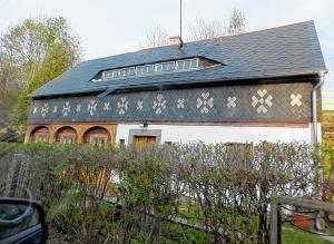  Tykowany dom w Šluknowje z křesćanskim křižom a dalšim škitnym znamjenjom  Foto: Andrea Pawlikowa
