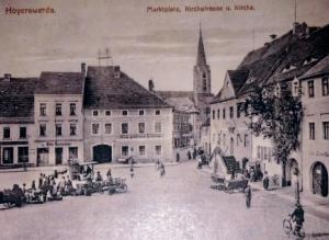  Pohladnica z lěta 1917, na prawym boku ze schodami: stara Wojerowska radnica &ndash; w žurli bě 1911 prěnja wustajeńca jutrownych jejkow. Priwatne wobsydstwo.  Reprodukcija: Werner Sroka-Kinajchtski