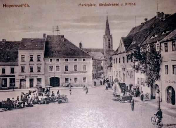  Pohladnica z lěta 1917, na prawym boku ze schodami: stara Wojerowska radnica &ndash; w žurli bě 1911 prěnja wustajeńca jutrownych jejkow. Priwatne wobsydstwo.  Reprodukcija: Werner Sroka-Kinajchtski