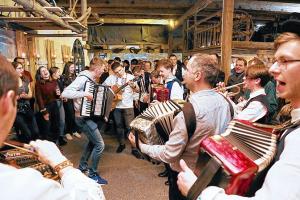 Wulkotna nalada w Hórkach: Spěwny wječor ze skupinu Cimbálová muzika Stupava, na wobrazu domoródni muzikanća  Foto: Matej Dźisławk