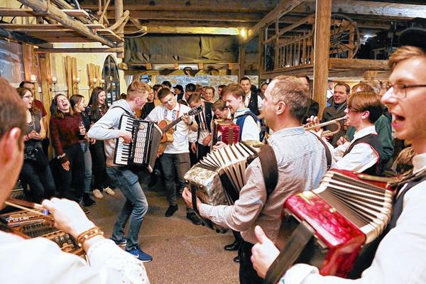 Wulkotna nalada w Hórkach: Spěwny wječor ze skupinu Cimbálová muzika Stupava, na wobrazu domoródni muzikanća  Foto: Matej Dźisławk