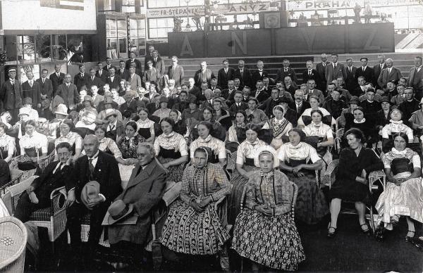 Serbska delegacija z Bjarnatom Krawcom (prědku, 3. wotlěwa) dnja 27. awgusta 1927 w Mladej Boleslavje   Foto: Wokrjesny archiw, Mladá Boleslav