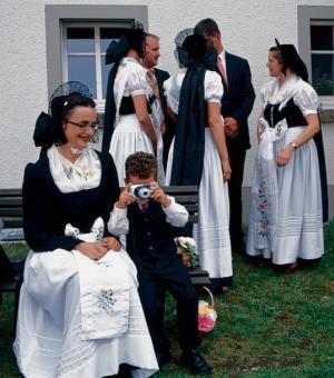 Młody dokumentarist mjez serbskimi kwasnymi hosćimi we Wěteńcy   Foto: Gerald Große