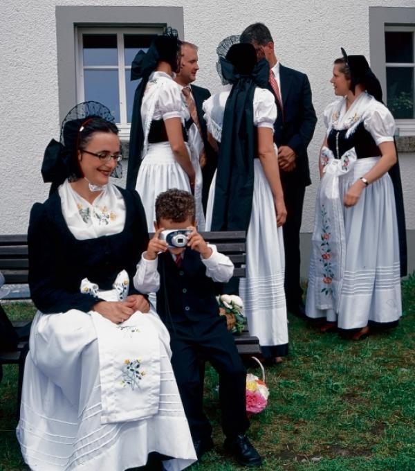 Młody dokumentarist mjez serbskimi kwasnymi hosćimi we Wěteńcy   Foto: Gerald Große