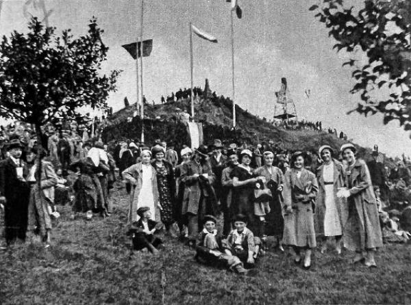 Hora Mužský wyše čěskeho města Mnichovo Hradiště běše městnosć manifestaciskich zetkanjow.  Foto: SKA