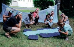 Źiśi su grajucy pśedstajili play-back-pěsnicku za starjejšych: Kake móŕske zwěrjeta pózmakajo mały kapitan Stani na swójej jězbje pó mórju. Dorosćone su grajucy spiwali za źiśi wó se wuchójźujucych małych psach, kenž su namakali wjeliku běłu kósć.   Foto: Werner Měškank