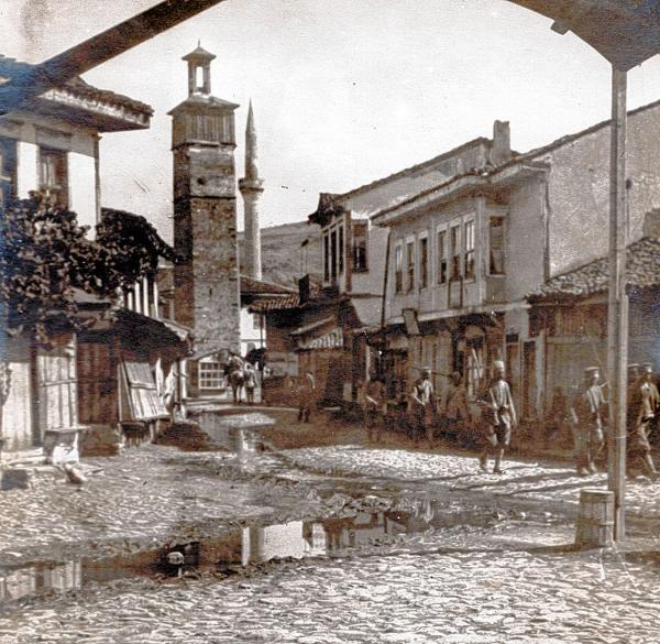 Časnikowa wěža a minaret w nutřkownym měsće Floriny/Lerina, něhdźe 1916&amp;nbsp;Wobraz: Statne archiwy Republiki Makedonskeje