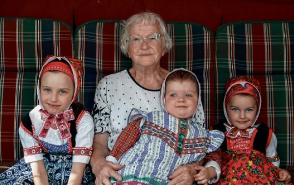 Prawnučce a najmłódši wnučk su nětkole 7, 5 a 3 lěta stare. Tuž budźe serbska rěč w swójbje Hanymarje Měškankoweje prawdźepodobnje žiwa znajmjeńša hač do lěta 2100!