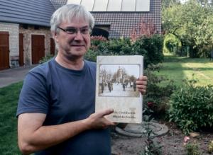  W lěta dołhim swědomitym slědźerskim dźěle nasta prěni dźěl Slepjanskeje wjesneje chroniki. Předsyda Hartmut Hantšo je hordy na předdźěło swojeho nana Helmuta&amp;nbsp;Hantša (1938–2021), kotryž hižo 1995 Slepjansku wjesnu chroniku wuda.  Fota: Andreas Kirschke