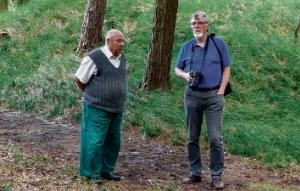 Walter Jacobs w rozgronje z Wernerom Měškankom pśed menkendorfskim groźišćom w maju, 2018.   Foto: Bernd Bruno Meyer