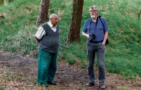 Walter Jacobs w rozgronje z Wernerom Měškankom pśed menkendorfskim groźišćom w maju, 2018.   Foto: Bernd Bruno Meyer