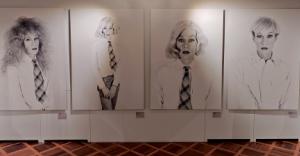  Wustajeńca ›Andy Warhol. Beyond Borders‹ pokazujo teke styri awtoportretow ze serije ›Altered Images‹.   Reprodukcija: Mato Nowak