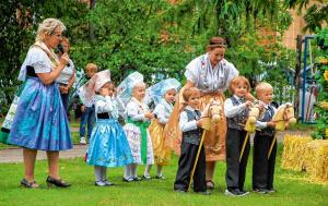 Na žnjenskim swjedźenju w Choćebuskej Witaj-pěstowarni předstajichu tamniši chowancy, zdźěla&amp;nbsp;w delnjoserbskej drasće, spodobny program.  Foto: Werner Měškank