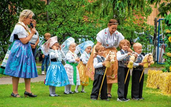 Na žnjenskim swjedźenju w Choćebuskej Witaj-pěstowarni předstajichu tamniši chowancy, zdźěla&amp;nbsp;w delnjoserbskej drasće, spodobny program.  Foto: Werner Měškank