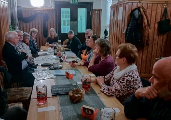 Zmakanje ku góźbje 50. smjertnego dnja spisowaśelki a redaktorki Miny Witkojc (28.05.1893 – 11.11.1975) w towaristwowej śpě gósćeńca ›Zur Friedensburg‹ w Chóśebuzu-Chmjelowje.   Foto: Christiana Piniekowa