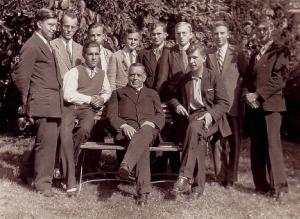 Serbski homiletiski seminar w Chwaćicach wokoło 1935; srjedźa: Serbski wyši farar Gustaw Zarjenk, za nim nalěwo stud. teol. Gerhard Wirth   Foto: zběrka Trudla Malinkowa