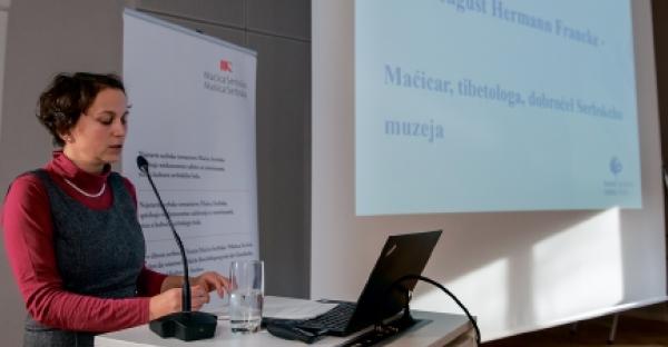  Historikarka dr. Lubina Malinkowa předno&scaron;uje 2022 na hłownej zhromadźiznje Maćicy Serbskeje w Budy&scaron;inje  Foto: Serbski institut / Maćij Bulank (2022)