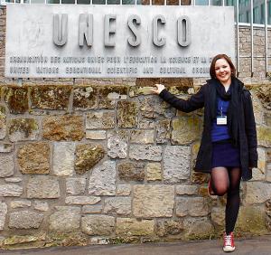 Rejzka Lipičec pochadźa ze Swinjarnje. Tuchwilu je projektna sobudźěłaćerka UNESCO w Parisu, hdźež přewjeduja lětsa Mjezynarodne lěto indigenych rěčow  Foto: z wobsydstwa R. Lipičec