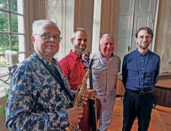 Gerold Gnausch, Matthias H&uuml;bner a Paul Bernewitz poskićichu publikumej hudźbnu jězbu po 30 lětach kompozitoriskeho tworjenja Jana Cyža (2. wotprawa).  Foto: Bernd Weinreich
