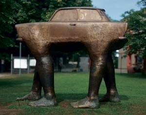  David Černý »Quo Vadis«, 1990. Original je w muzeju wuměłca »Musoleum« w Praze. W parku němskeho wulkopósłanstwa w Praze steji wotliwk z bronzy. W juniju 2022 wustajichu postawu w Drježdźanach na Brühlowej terasy.  Foto: Marija Suchec, NordArt 2023.