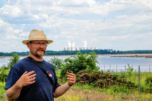  Serb Renej Šuster, kenž jo słušał do aktiwistow, kótarež su wopytali wjas Łakomu a kśě zeleny biotop wokoło njeje wuchowaś.  Foto: Werner Měškank