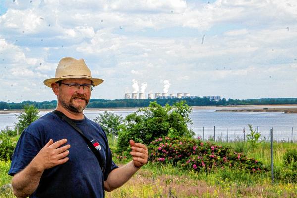  Serb Renej Šuster, kenž jo słušał do aktiwistow, kótarež su wopytali wjas Łakomu a kśě zeleny biotop wokoło njeje wuchowaś.  Foto: Werner Měškank