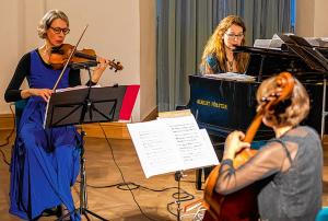 Huslerka Waltraut Elise Elvers, pianistka Heidemarja Wiesnerec a cellistka Linda Mančewa na lětušim koncerće na spočatku lěta (tule we Wojerecach)  Foto: Gernot Menzel